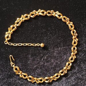 Vintage Crown Trifari Pretty Bows Elegant Goldtone Chain Necklace